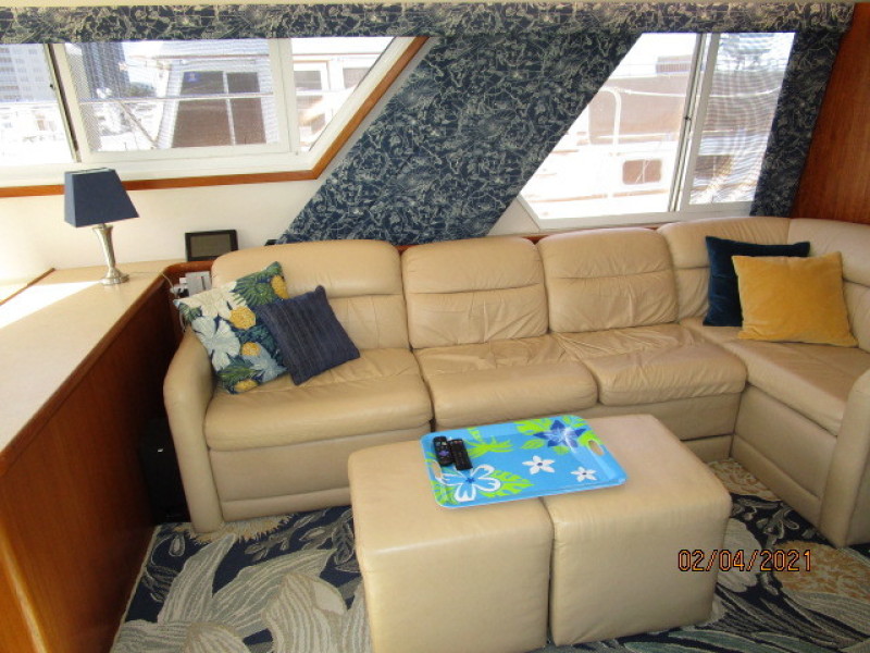 44' Carver salon starboard