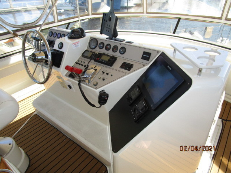 44' Carver flybridge helm1