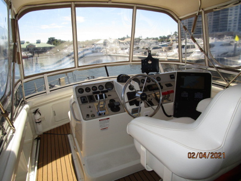 44' Carver flybridge forward