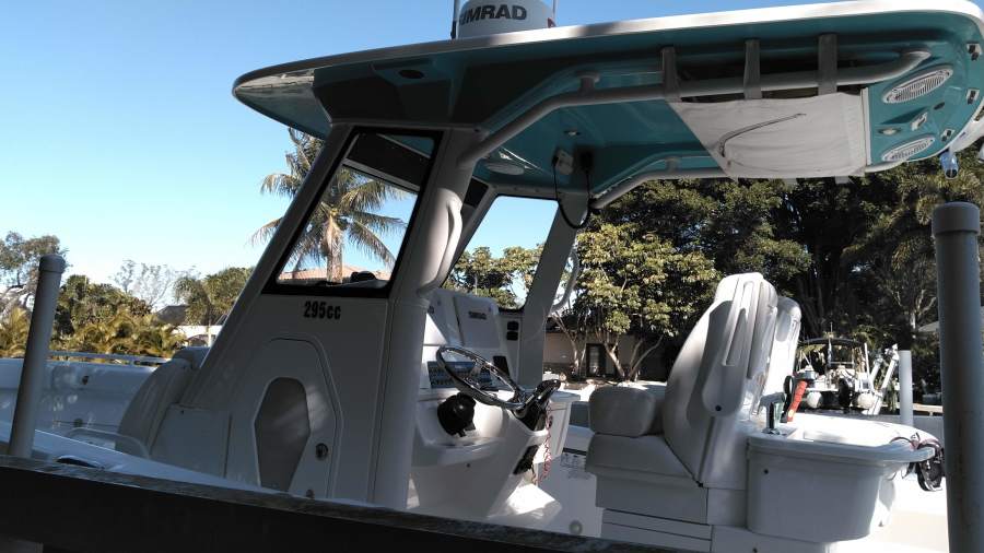 29' 2016 Everglades 290 CC