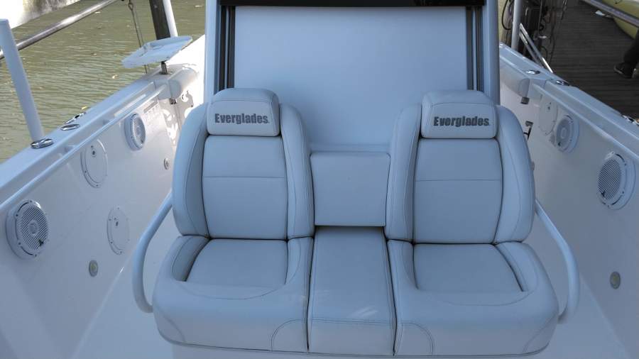 29' 2016 Everglades 290 CC