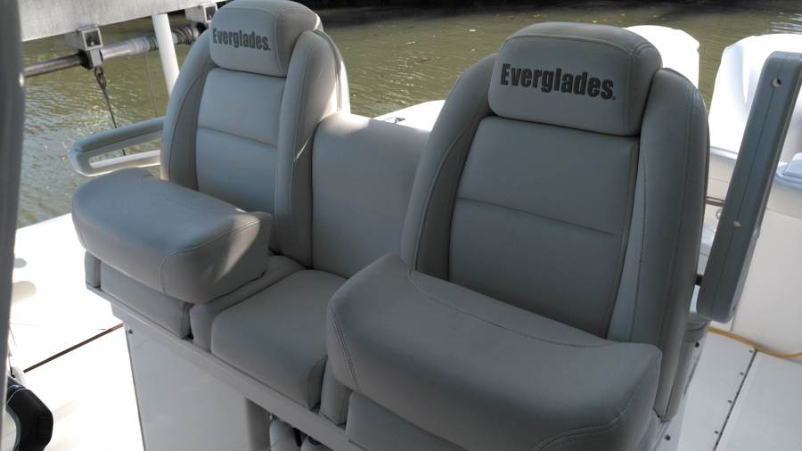 29' 2016 Everglades 290 CC