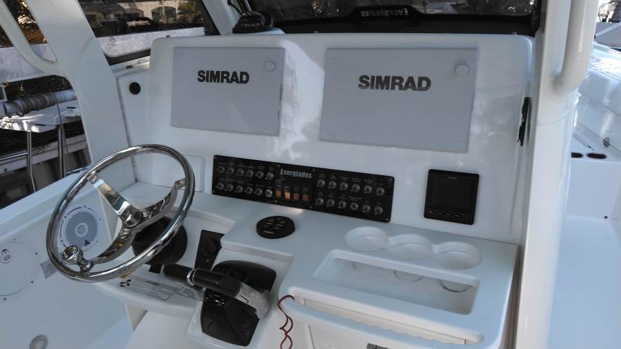 29' 2016 Everglades 290 CC