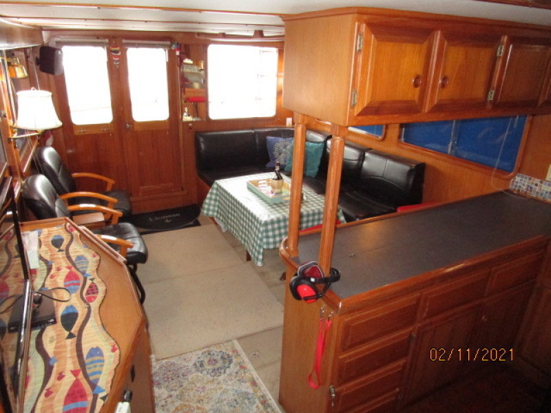 49' DeFever salon aft