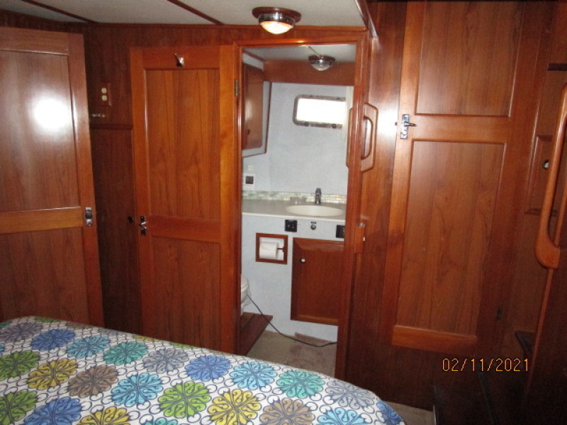 49' DeFever master stateroom starboard