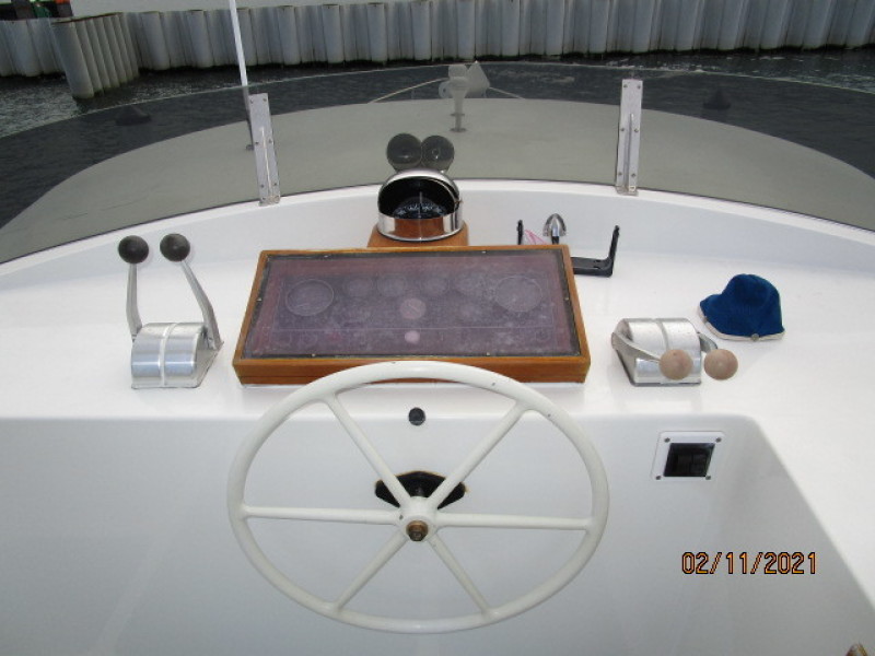 49' DeFever flybridge helm