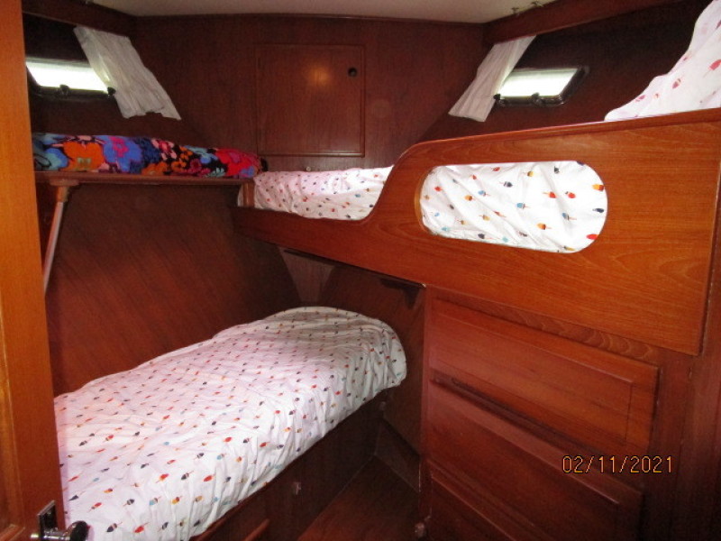 49' DeFever guest stateroom
