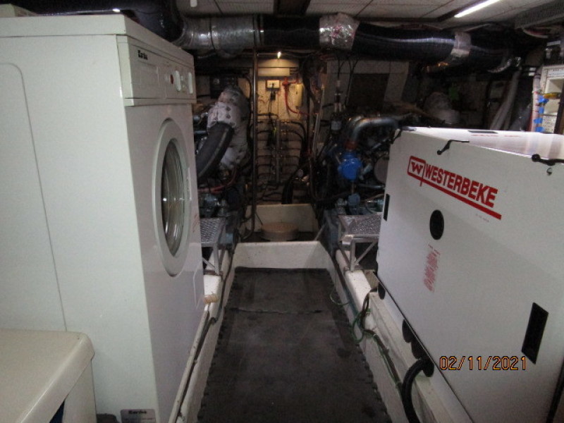 49' DeFever engine room forward