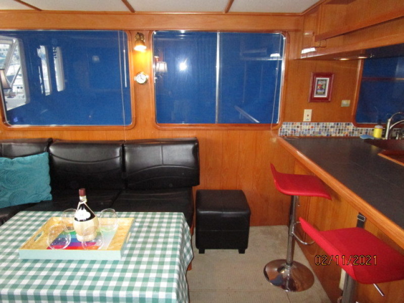 49' DeFever salon port