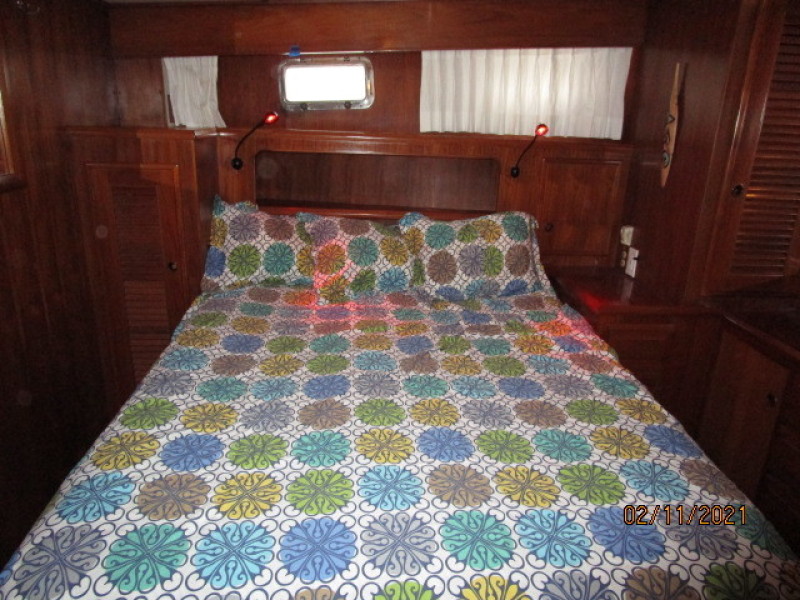 49' DeFever master stateroom port