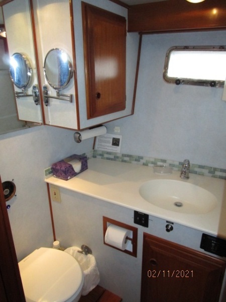 49' DeFever master stateroom head