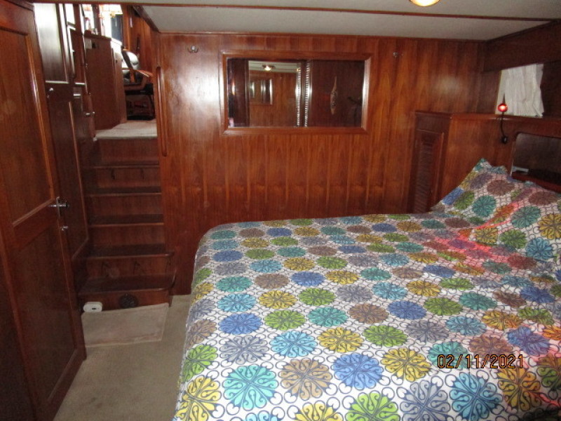 49' DeFever master stateroom aft
