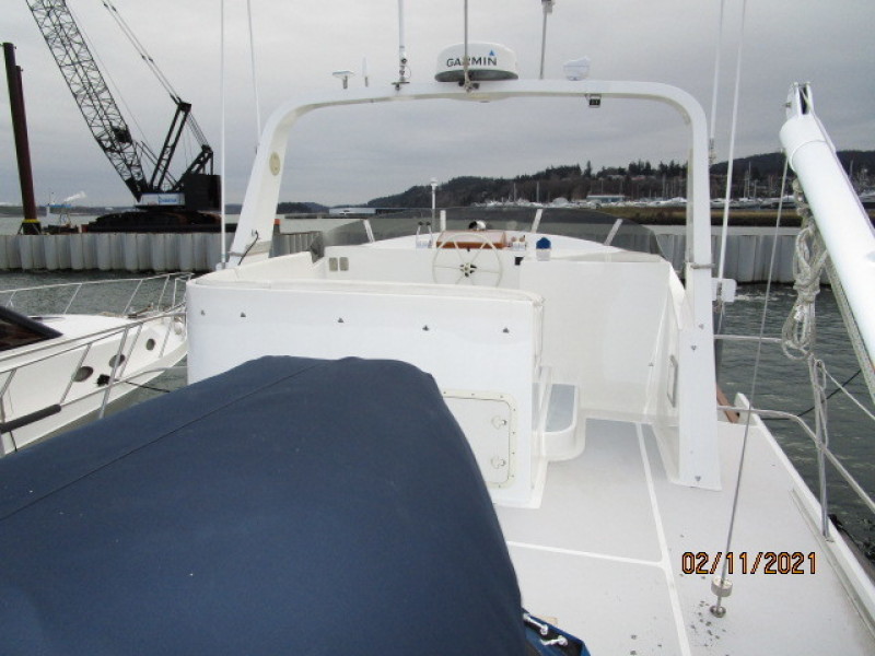 49' DeFever flybridge forward1