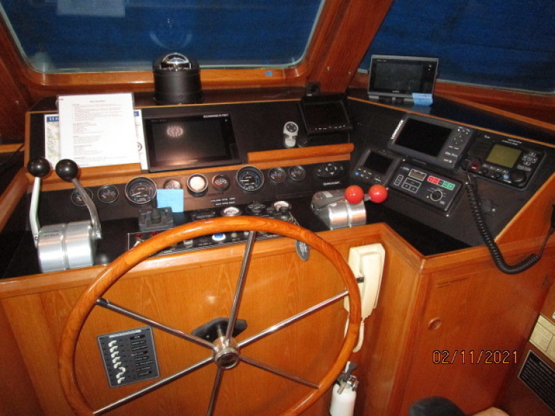 49' DeFever pilothouse helm