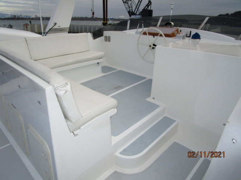 49' DeFever flybridge forward2
