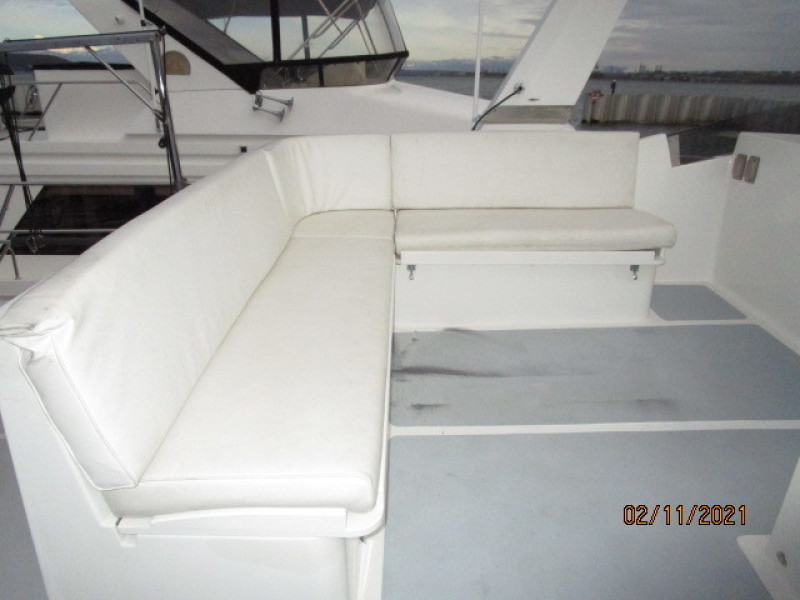 49' DeFever flybridge seating