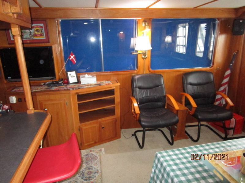 49' DeFever salon starboard
