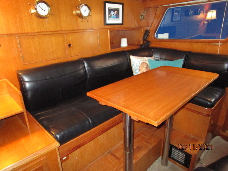 49' DeFever pilothouse seating