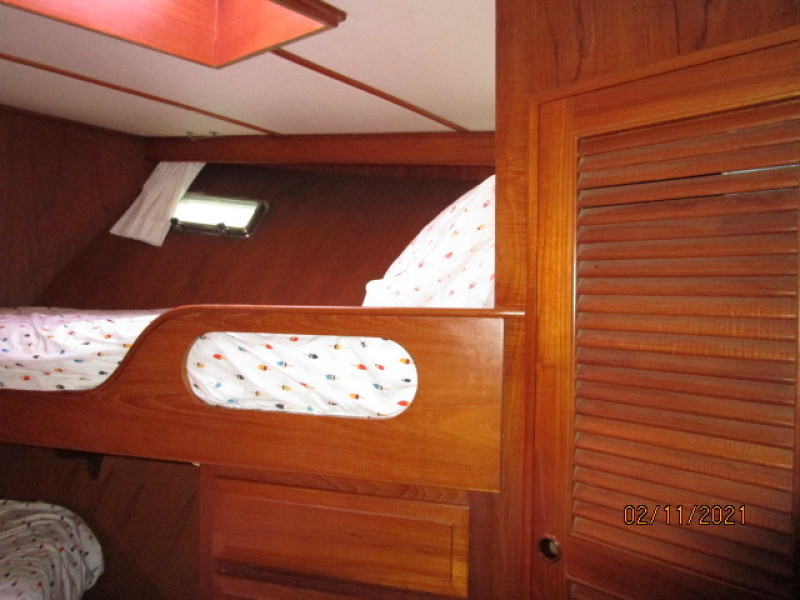 49' DeFever guest stateroom starboard