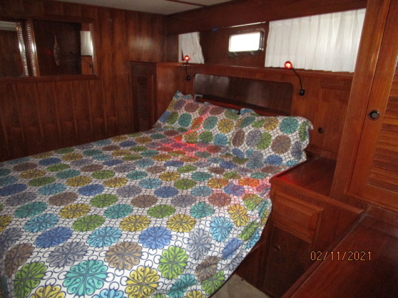 49' DeFever master stateroom