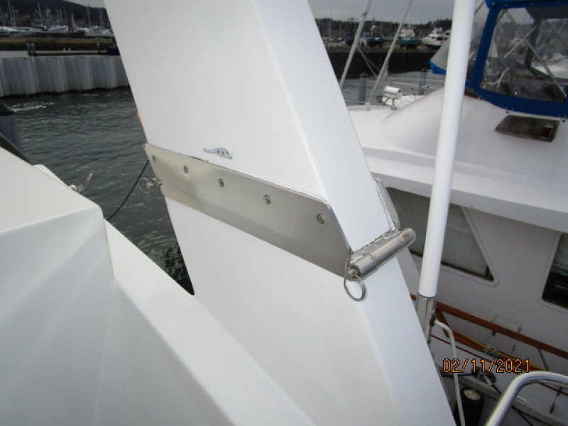 49' DeFever flybridge Radar arch hinge