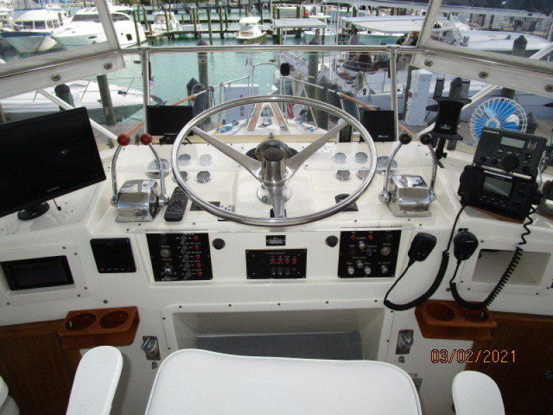 48' Hatteras flybridge helm2
