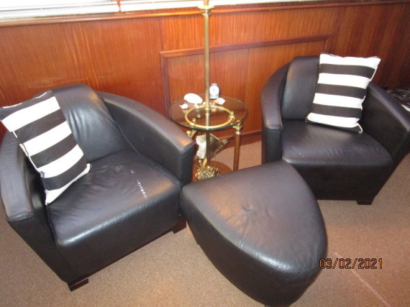 48' Hatteras salon starboard seating