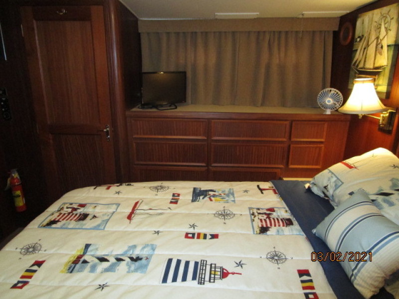 48' Hatteras master stateroom starboard