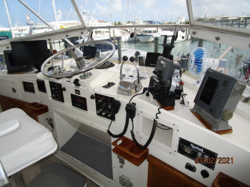 48' Hatteras flybridge helm1