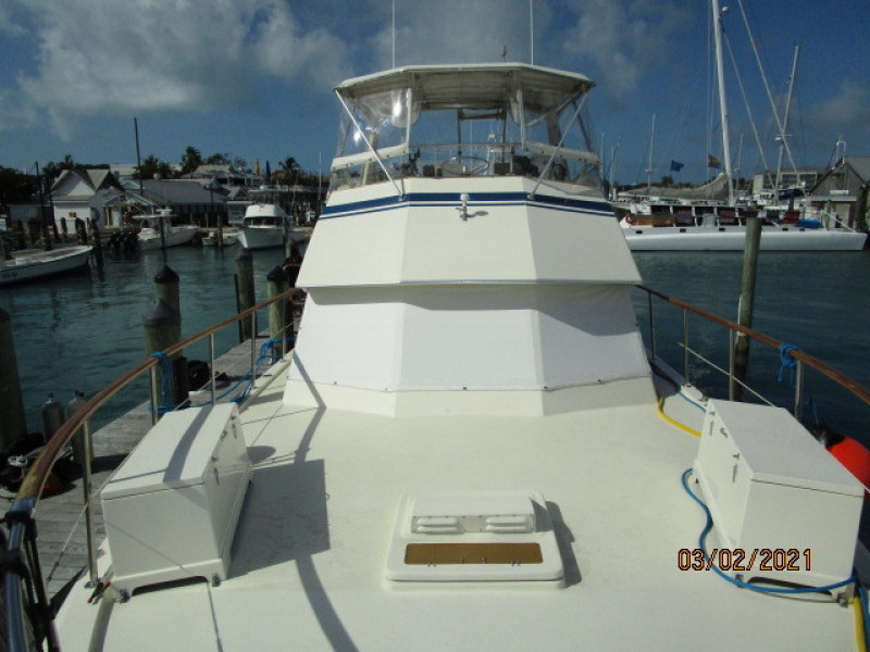48' Hatteras foredeck aft