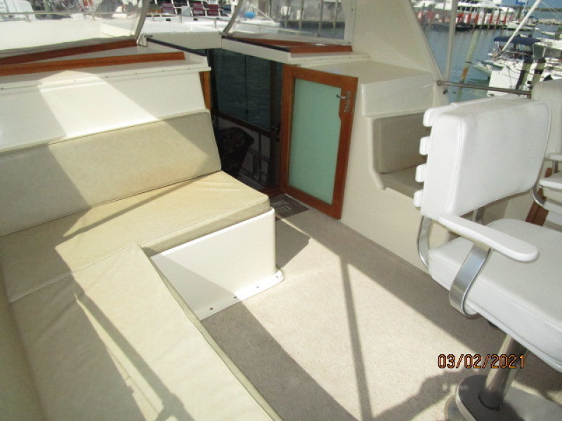 48' Hatteras flybridge aft