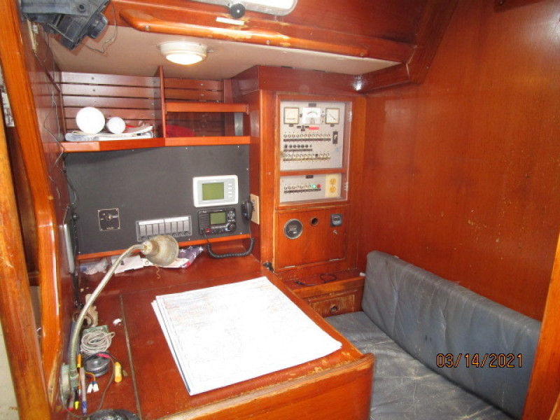 47' Swan nav station