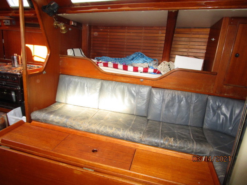 47' Swan salon port