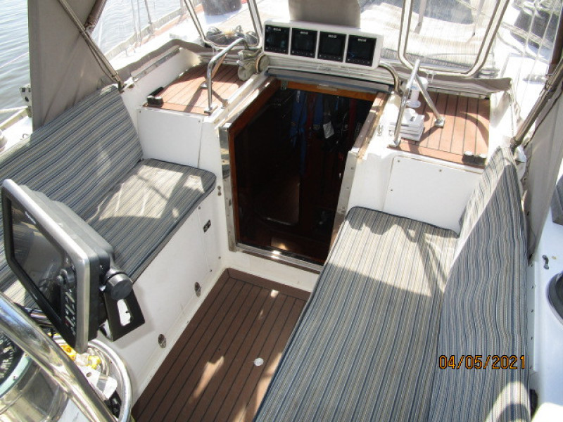 47' Swan cockpit seating