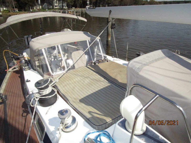 47' Swan amidships sunpads1