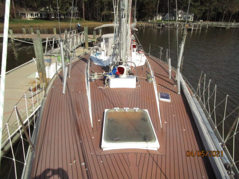 47' Swan foredeck aft