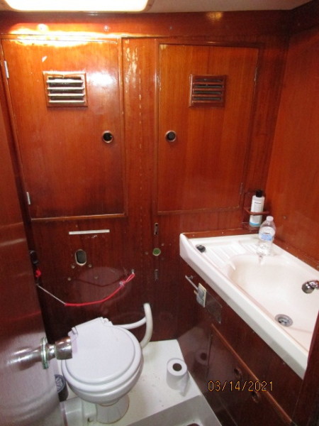47' Swan forward stateroom head