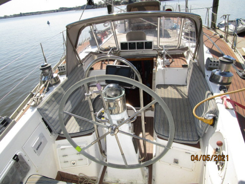47' Swan cockpit forward
