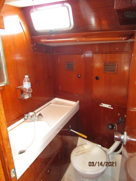 47' Swan aft stateroom head