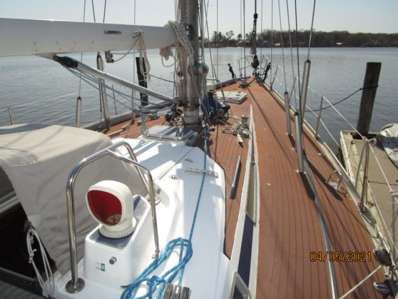 47' Swan foredeck