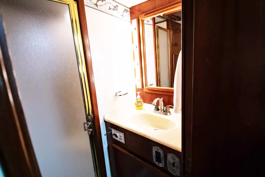  Starboard Twin Room Head Vanity