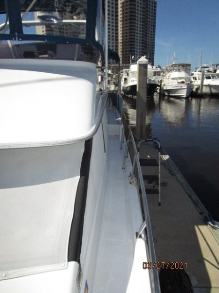 39' Ocean Alexander port side deck1
