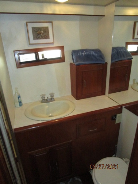 39' Ocean Alexander master stateroom head