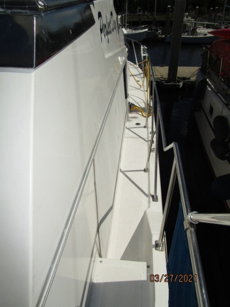 39' Ocean Alexander starboard side deck2