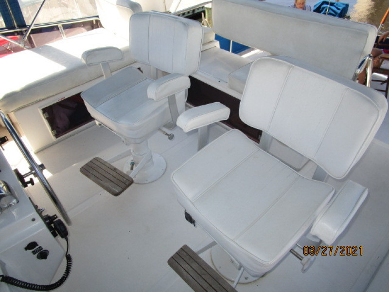 39' Ocean Alexander flybridge helmseats