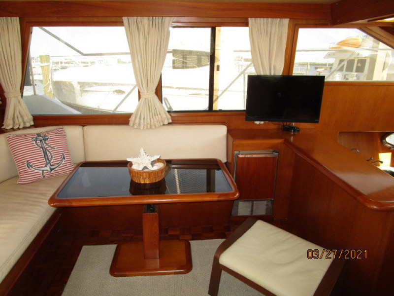 39' Ocean Alexander salon port