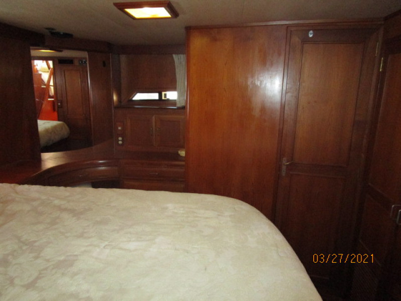 39' Ocean Alexander master stateroom port