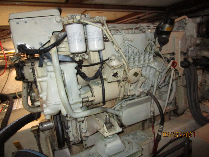 39' Ocean Alexander starboard main engine1