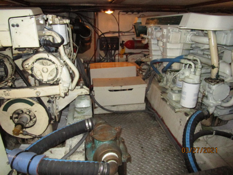 39' Ocean Alexander engine room aft