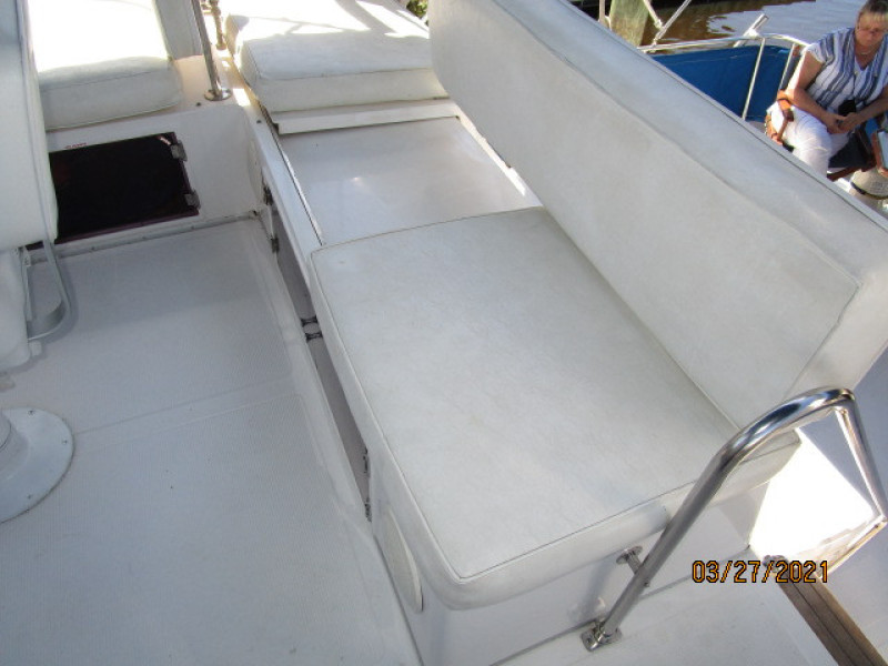 39' Ocean Alexander flybridge aft benchseat
